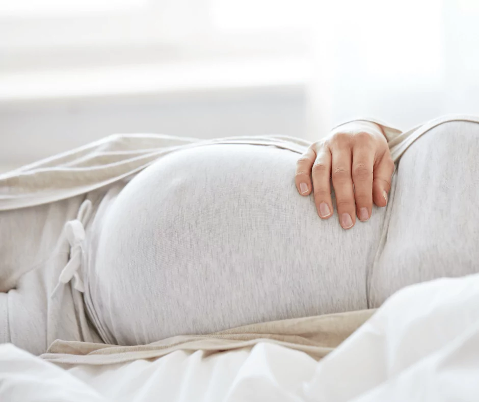 Ułożenie ciała podczas snu w ciąży - blog helloskarbie.pl