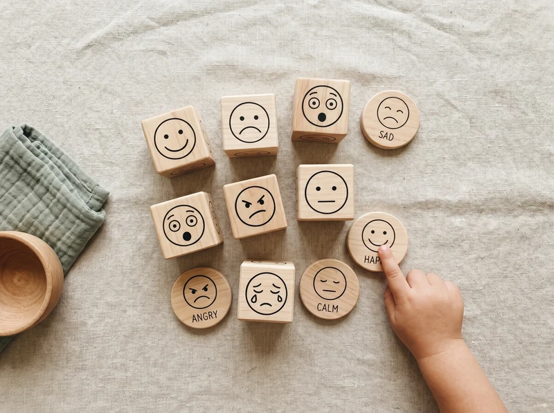 Nazywanie emocji razem z dzieckiem pomaga w ich opanowaniu | blog helloskarbie.pl