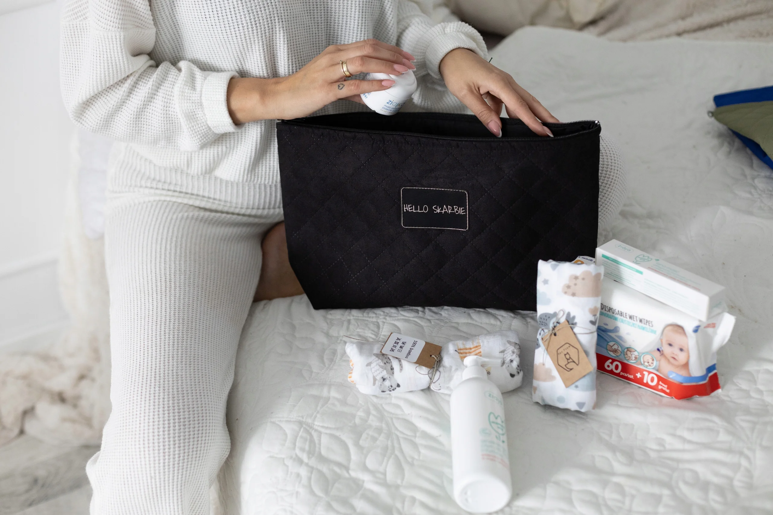 Kosmetyczka do szpitala czarna dla mam dziecka poród wyprawka