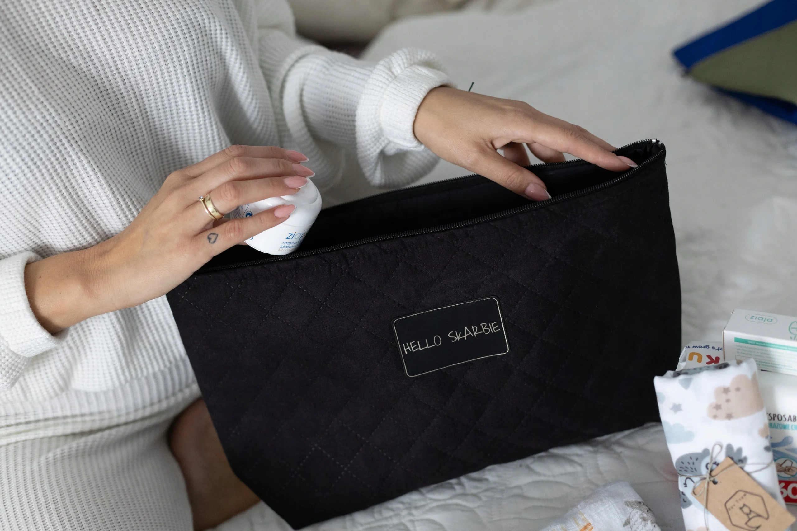 Kosmetyczka do szpitala czarna dla mam dziecka poród wyprawka