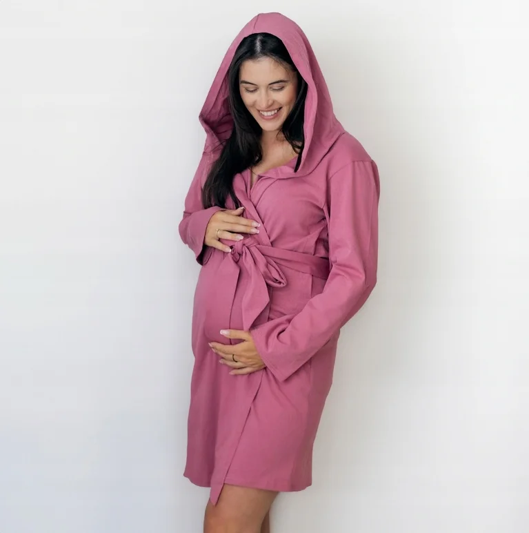 Wygodny szlafrok do szpitala dla mamy na poród uniwersalny kaptur różowy